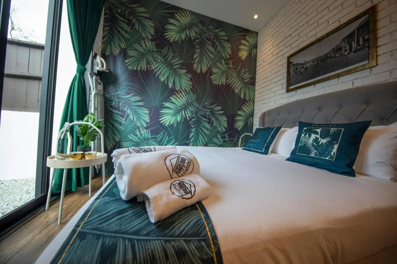Reunion Carnarvon Hotel George Town